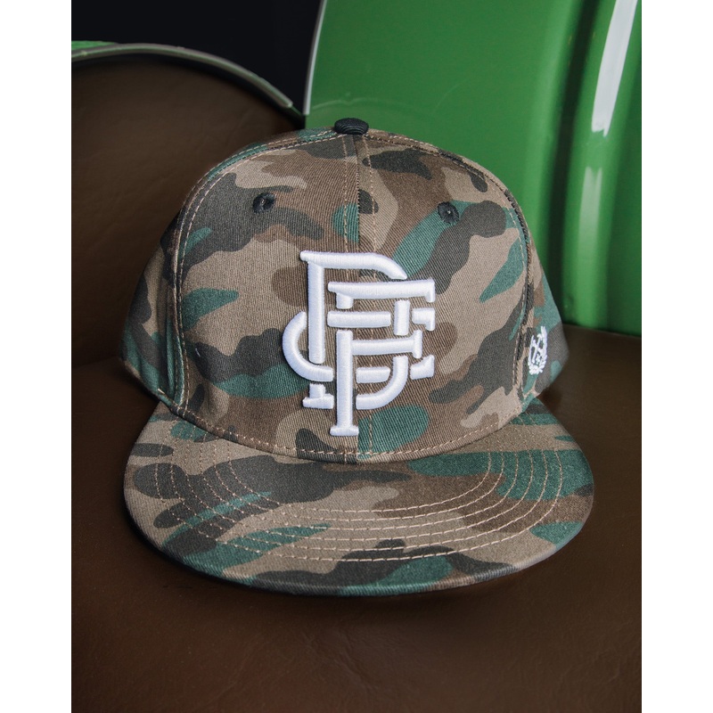 Badge Flat Bill Snapback – Camo