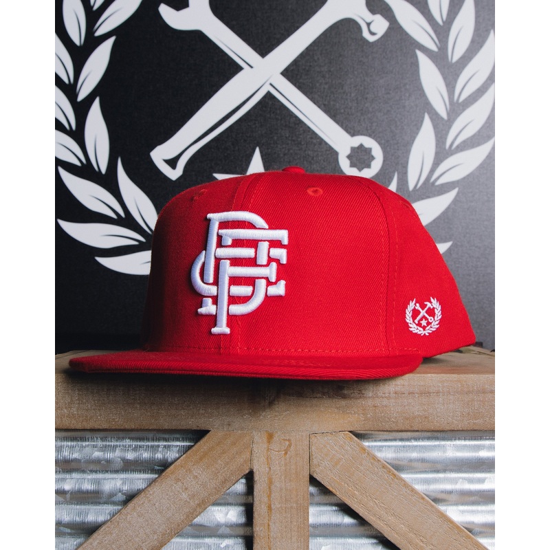 Badge Flat Bill Snapback – Red